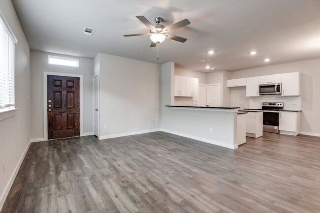 Photo - AVAILABLE NOW! GORGEOUS 3 BEDROOM DUPLEX L...