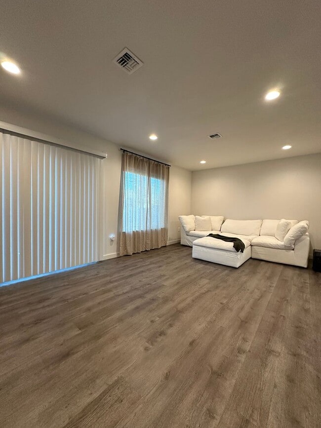 Photo - 527 Canterbury Ln