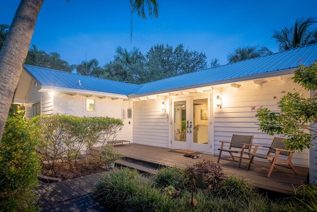 Photo - 547 SW Riverview St