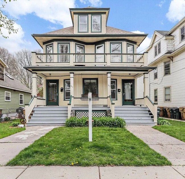 707 Dickinson. Entry to the right. - 707 S Dickinson St Unit 707 S. Dickinson