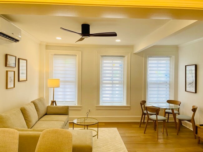 Building Photo - 313 C St SE Unit #2