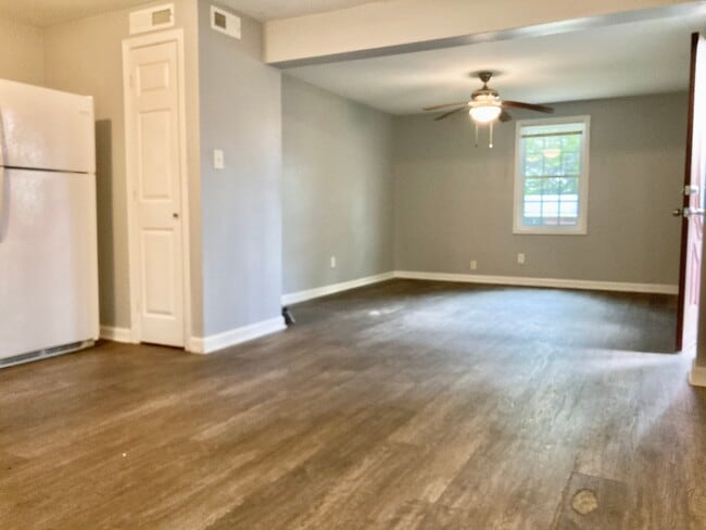 Kitchen & Living Room - 626 Dashland Dr Unit Dashland B