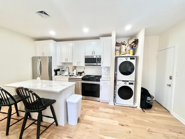 Building Photo - 162 Centre St Unit 1