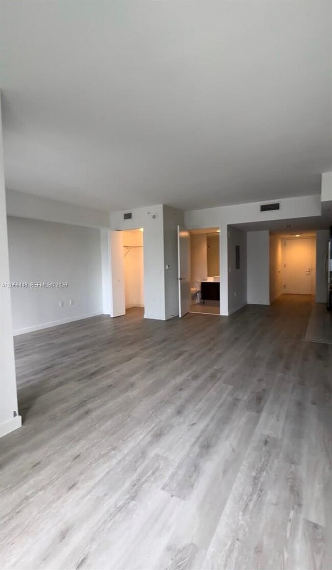 Building Photo - 31 SE 6th St Unit 1503