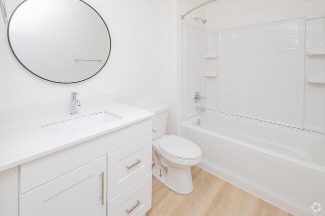 2BR, 2BA - 988SF - Bathroom 2