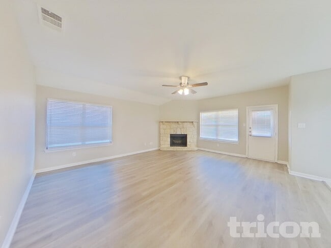 Photo - 203 Happy Ln