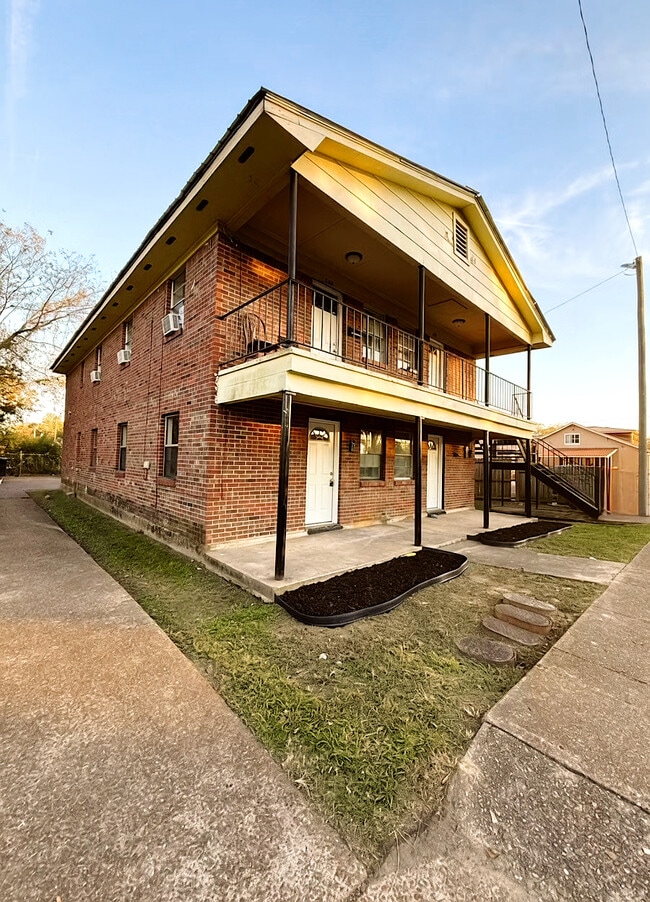Building Photo - 616-622 14th St Quadplex