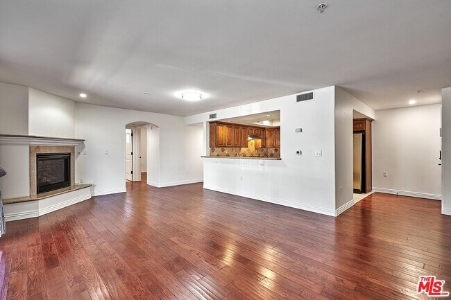 Photo - 4822 Elmwood Ave Unit 101