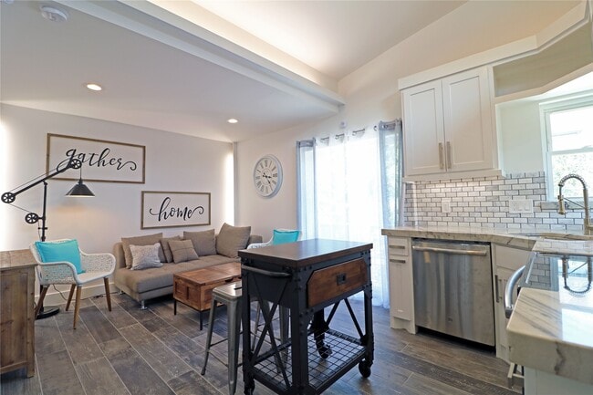 Building Photo - 2310 McDuffie St Unit G6