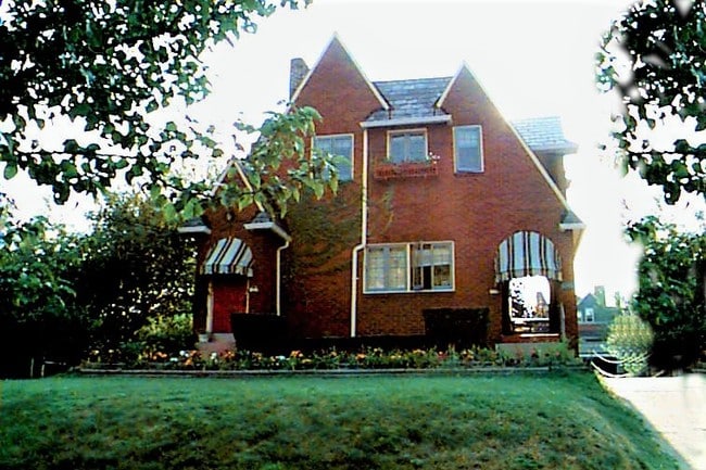 Building Photo - 330 S Aiken Ave Unit upper