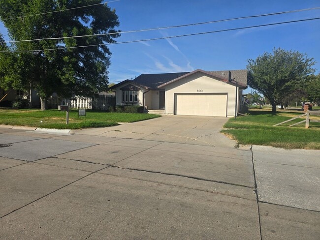 Building Photo - Charming 4-Bedroom Home with Modern Comfor...