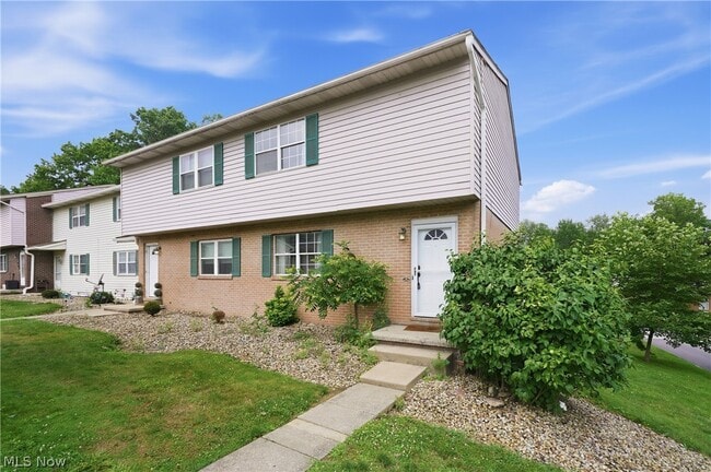 Building Photo - 1326 Aarons Way Unit 27