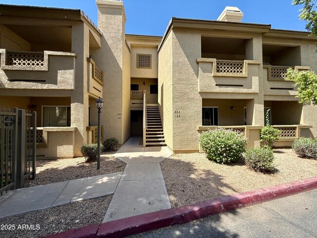 Building Photo - 1880 E Morten Ave Unit 202
