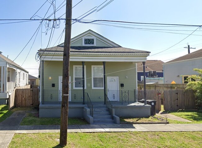 Building Photo - 2711-13 Marengo St Rental