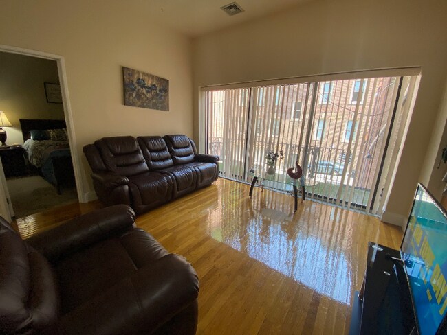 42 Worcester Sq Unit 4