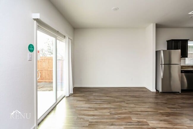 Photo - 524 London Dr