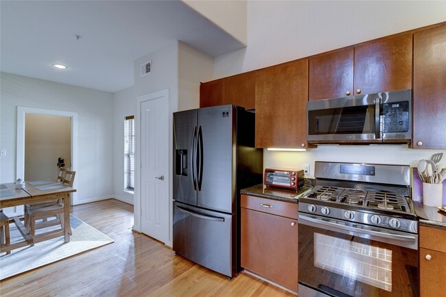 Building Photo - 2216 Chenevert St Unit 11