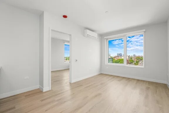 Photo - 672 N May St