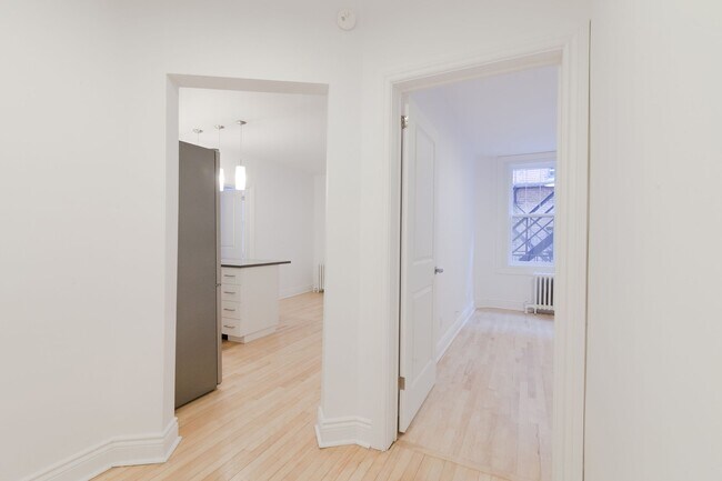 Photo - 3720 Chemin Queen Mary Unit 9