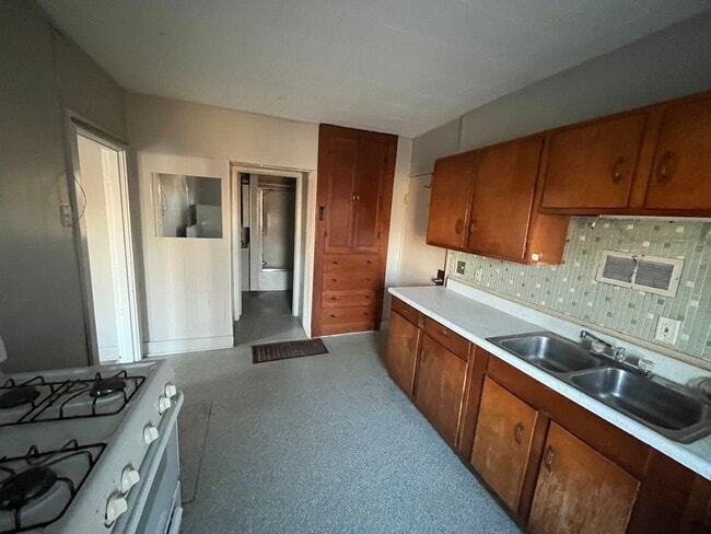 Building Photo - 103 W 1st St Unit C