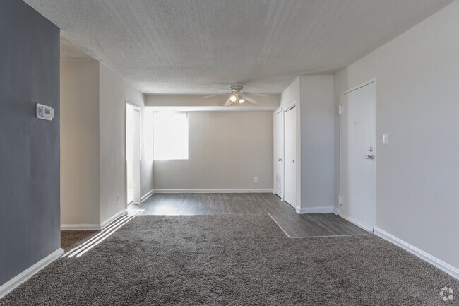 1BR, 1BA - 530 SF