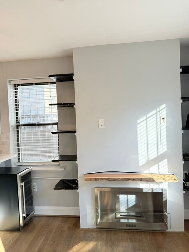 Building Photo - 661 Morris Pl NE Unit 3