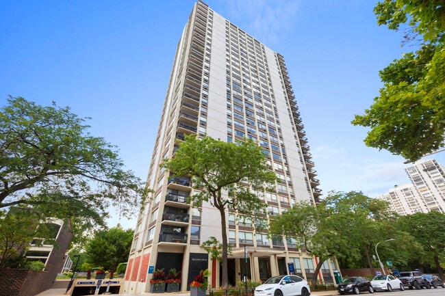 Building Photo - 1355 N Sandburg Terrace Rental