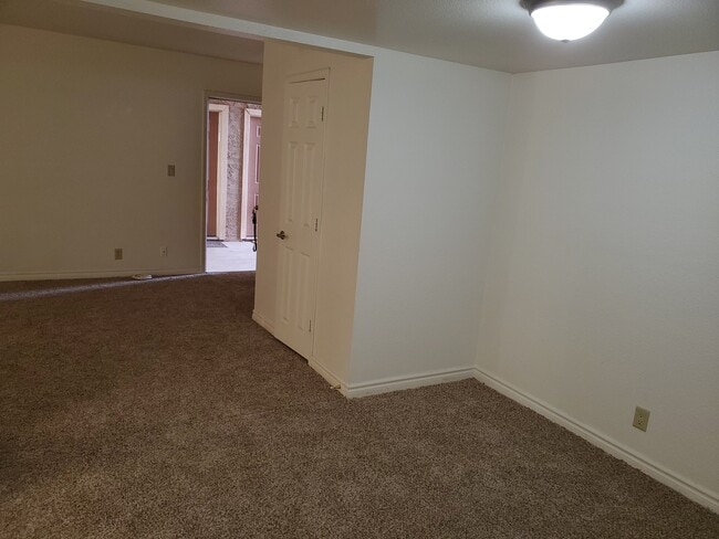 Building Photo - 4981 River Glen Dr Unit 110