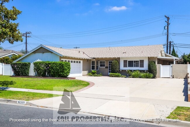 Building Photo - Charming Home in Vibrant Los Alamitos