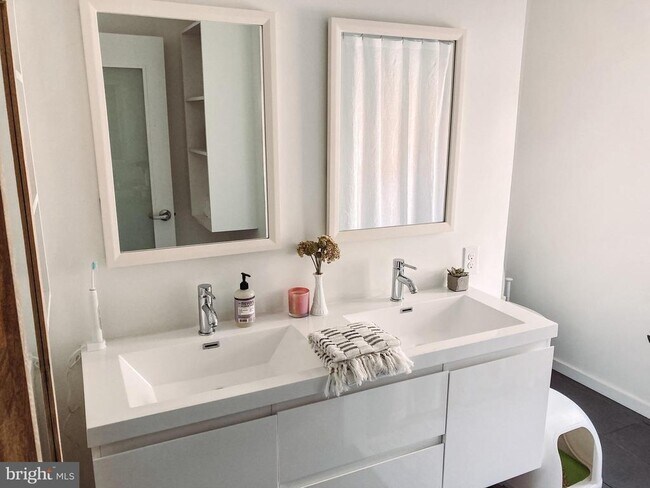 Photo - 152 W Laurel St Unit 208