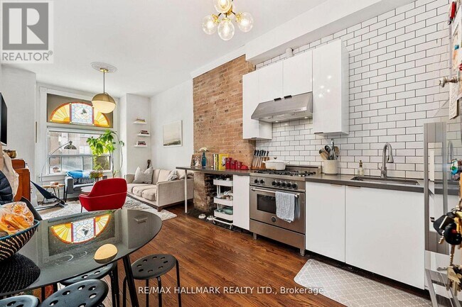 Photo - 261 Ossington Ave