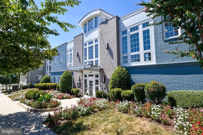 Building Photo - Everyday conveniences are all just moments away, offering the perfect balance of comfort, conveni...