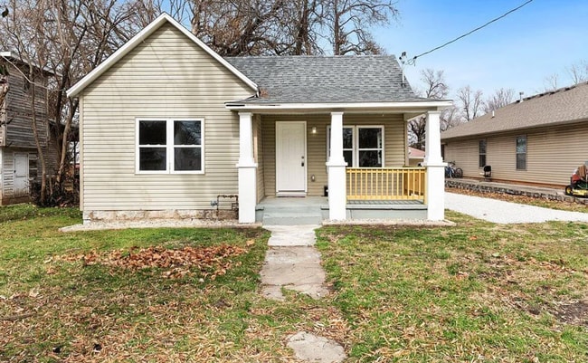 Building Photo - 2 bedroom | 1 bathroom | Remodeled | Quiet street | Pets welcome!