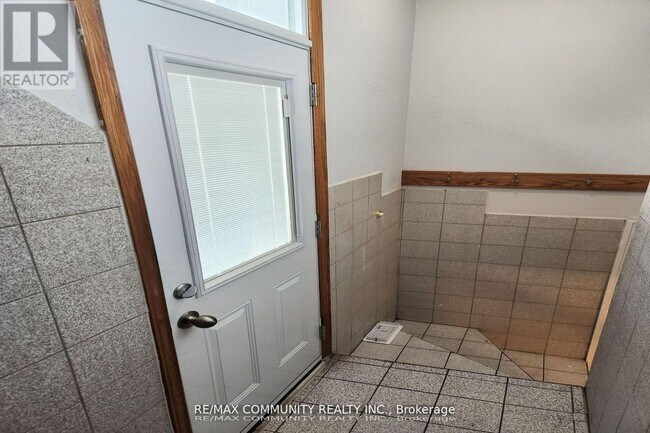 Photo - 315 Rossland Rd W