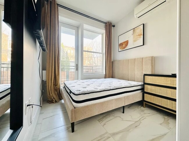 Building Photo - Furnished room/NOT APARTMENT