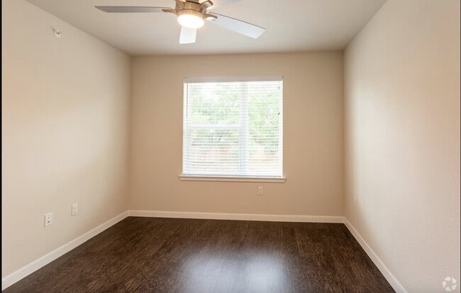 Photo - 3300 Oak Creek Dr