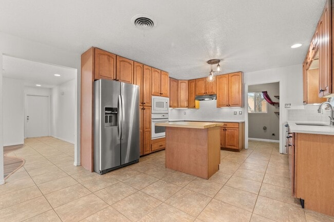 Building Photo - Large 4 Bedroom 2 Bath House