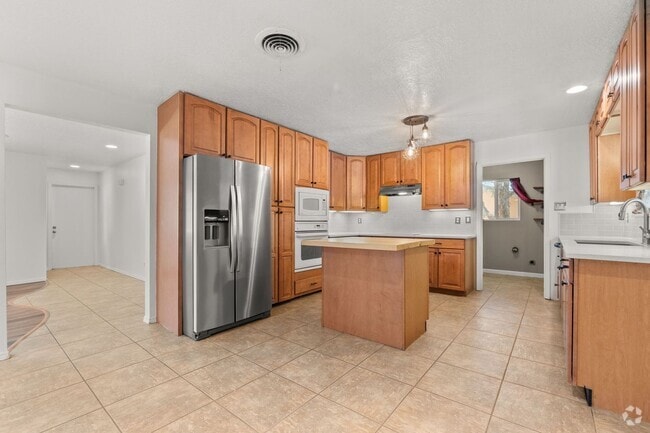 Building Photo - Large 4 Bedroom 2 Bath House