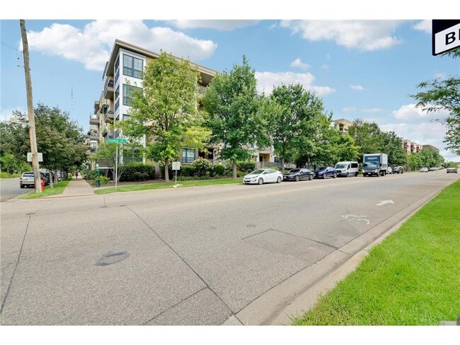 Building Photo - 2565 Franklin Ave Unit 207