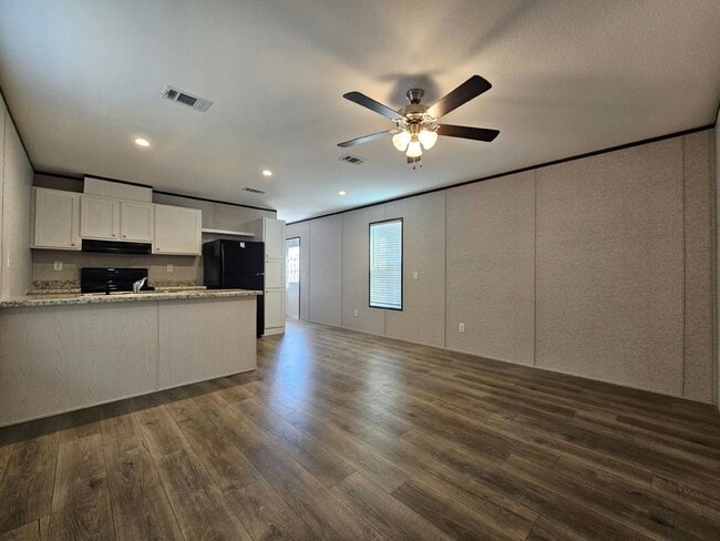 Building Photo - 527 Suwanee Dr