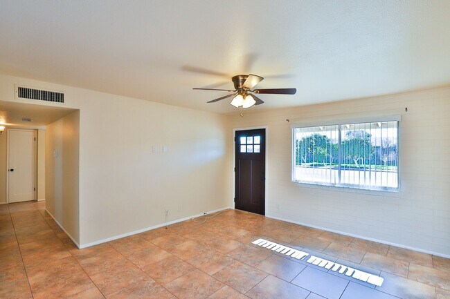 Photo - 250 W Hunter St