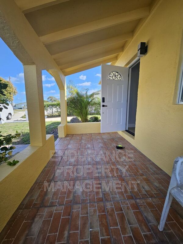 Photo - 809 W 5th St