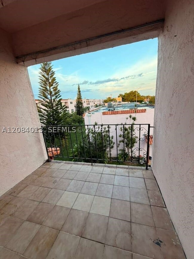 1255 W 53rd St Unit 202
