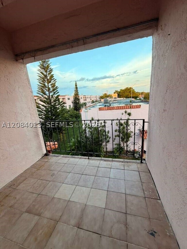 Photo - 1255 W 53rd St Unit 202