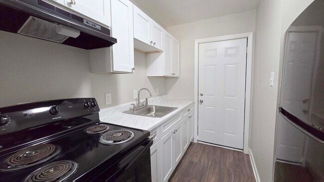 Building Photo - One Month Free! Classic 1 Bedroom Apartment in Historic Downtown College Park!