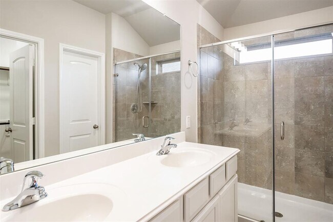 Double Vanity Master Bath - 6827 Scarlet Sagebrush St