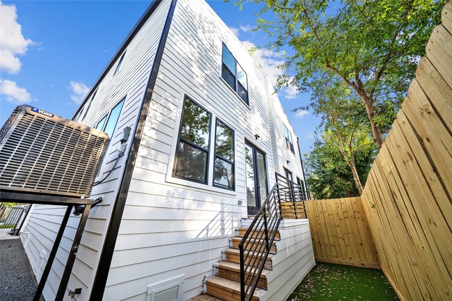 Building Photo - 4321 Rogers St