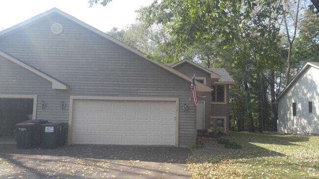 Building Photo - 3 Bedroom Twin home