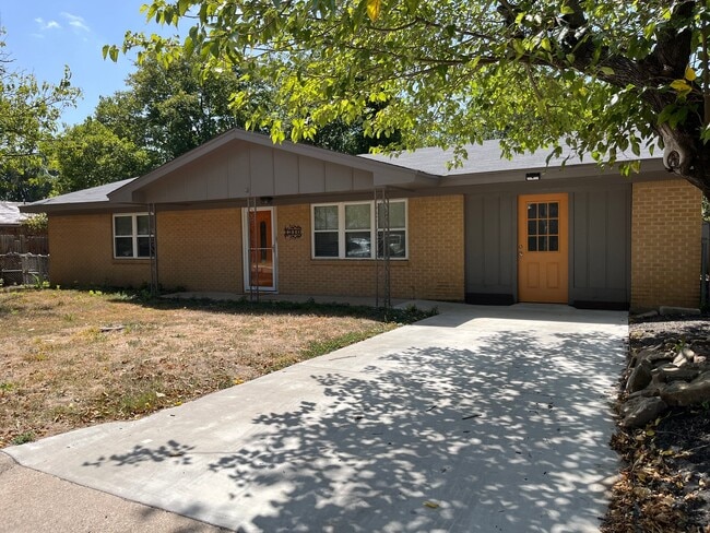 Building Photo - 1310 Westview Dr