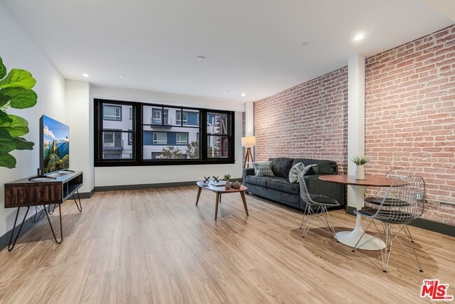 Building Photo - 932 S Hill St Unit 406